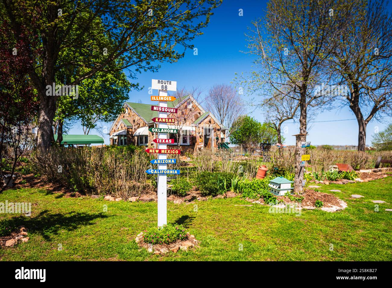 Ash Grove, MO USA - 28. April 2018: Gay Parita Tankstelle ist eine dauerhafte Route 66 Tankstelle mit einer Gruppe von 4 Gebäuden voller Hist Stockfoto Ash Grove, MO USA - 28. April 2018: Gay Parita Tankstelle ist eine dauerhafte Route 66 Tankstelle mit einer Gruppe von 4 Gebäuden voller Hist Stockfoto