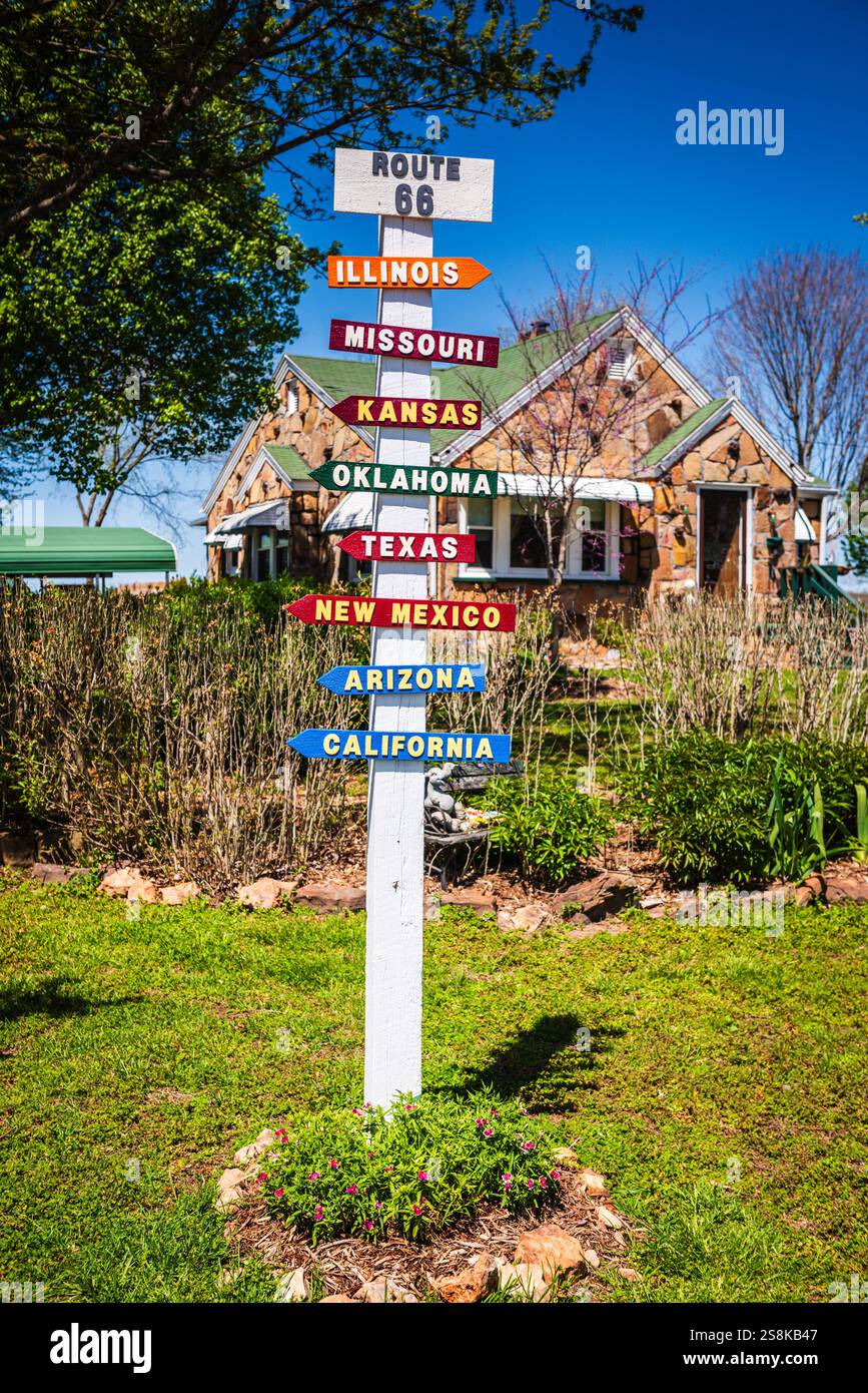 Ash Grove, MO USA - 28. April 2018: Gay Parita Tankstelle ist eine dauerhafte Route 66 Tankstelle mit einer Gruppe von 4 Gebäuden voller Hist Stockfoto Ash Grove, MO USA - 28. April 2018: Gay Parita Tankstelle ist eine dauerhafte Route 66 Tankstelle mit einer Gruppe von 4 Gebäuden voller Hist Stockfoto