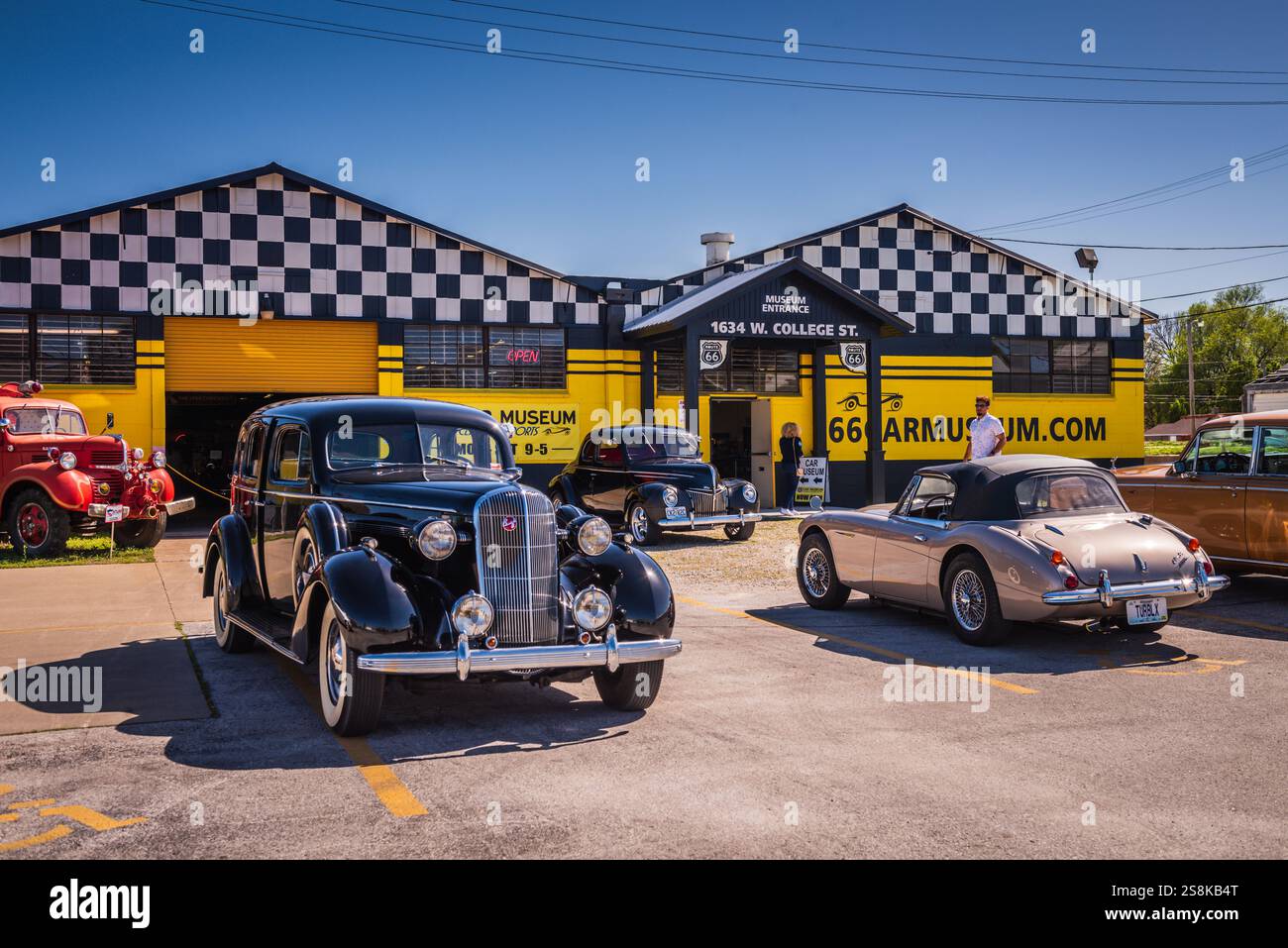 Springfield, MO USA – 28. April 2018: Das Route 66 Car Museum zeigt über 60 Oldtimer in einem Garagenbereich mit Souvenirladen. Stockfoto