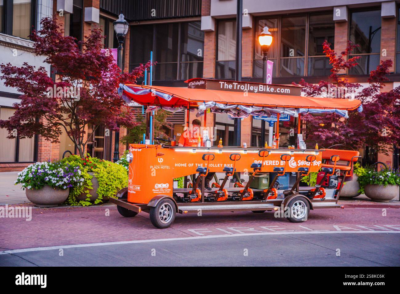 Springfield, MO USA - 10. Oktober 2020: Trolley Bike ist eine tragbare Bar auf Rädern, ein Open Air Partybus mit 14 Fahrgästen und sechs Sitzplätzen Stockfoto