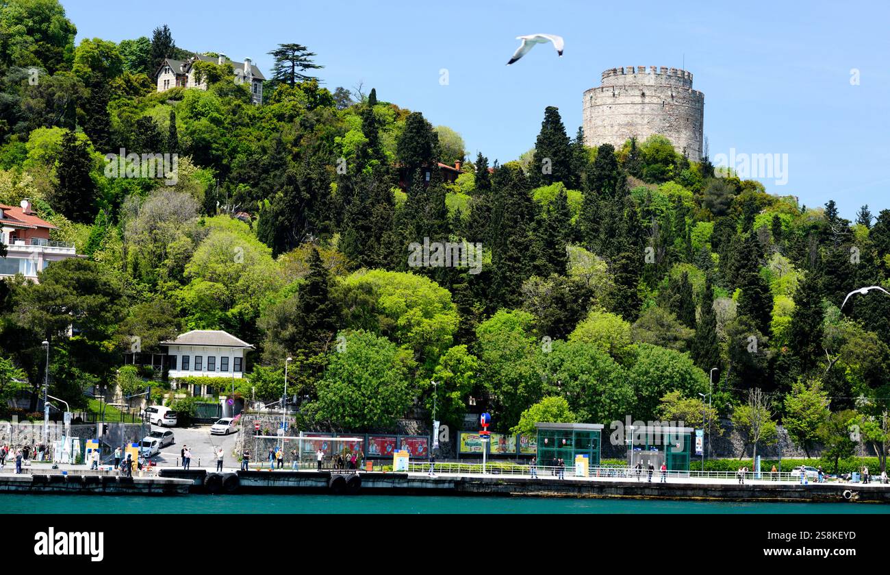 Arnavutkoy Flussufer und Rumeli Festung, Istanbul, Türkei Stockfoto
