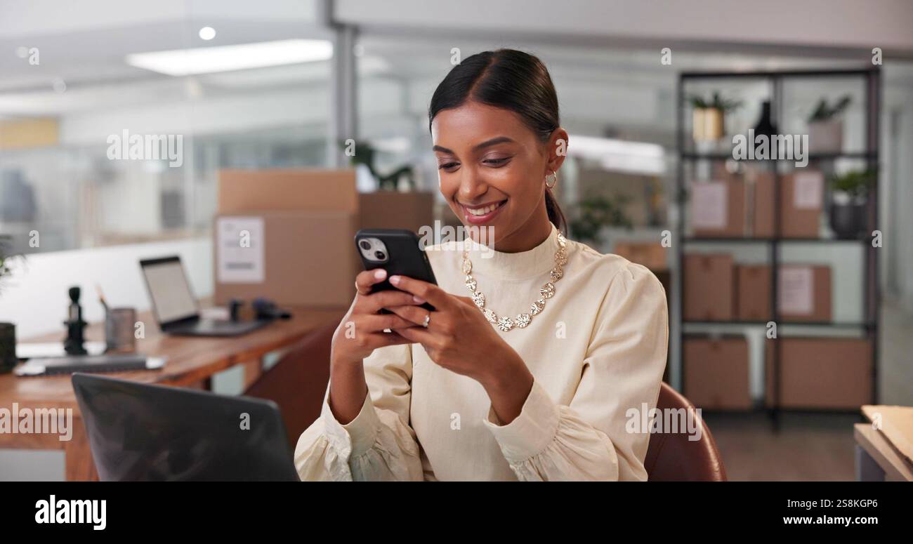 Telefon, Büro und Frau im Versandgeschäft, Tippen und Lesen von Bestellaktualisierungen, Logistik und Online-Verkauf. Lächeln, Vertrieb und Mobile für Lager Stockfoto