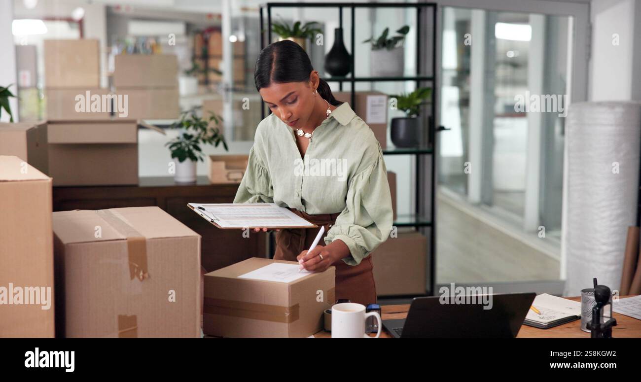 Checkliste, Versand und Etikett mit Geschäftsfrau im Büro für Kurierzustellung, Logistikplan und Bestandsaktualisierung. Qualitätskontrolle, Feedback Stockfoto