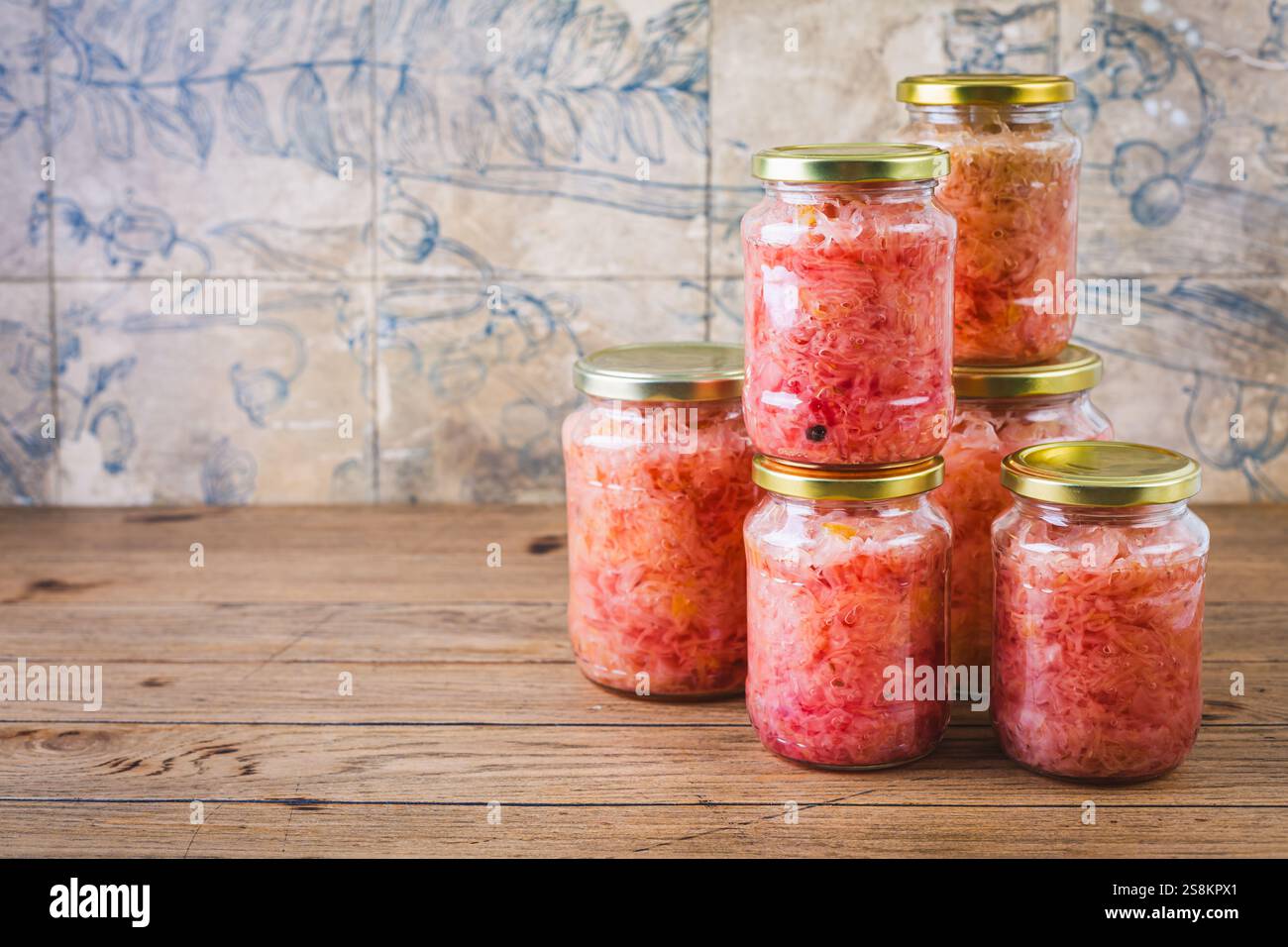 Kohlsauerkraut mit Roter Bete in Gläsern. Fermentiertes vegetarisches Lebensmittelkonzept. Stockfoto