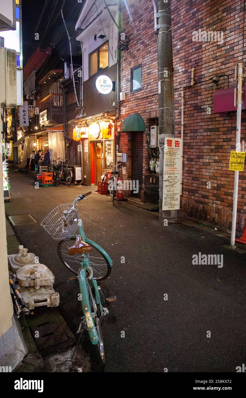 Eine Food Street mit Bars und Restaurants am Abend im Akabane-Viertel von Tokio, Japan. Stockfoto