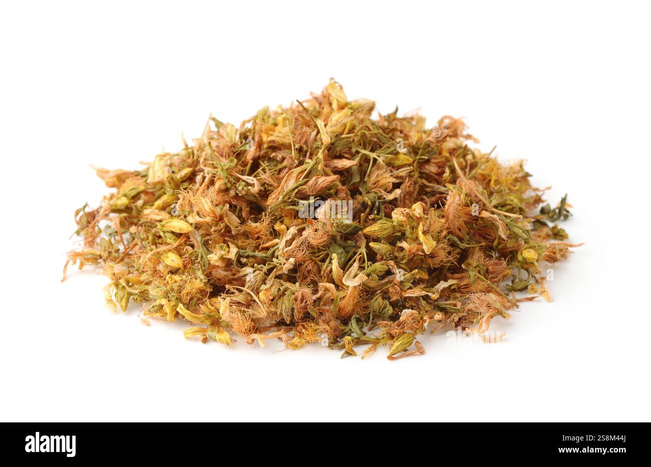 Haufen von getrocknetem Hypericum-Kraut isoliert auf weiß Stockfoto