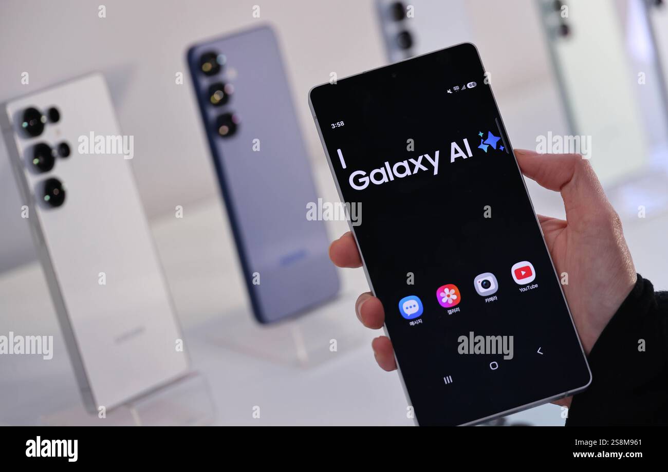 Samsung Galaxy S25 Smartphone in Seoul, Südkorea am 15. Januar 2025 sieht Ein Besucher ein Galaxy S25 Smartphone mit fortschrittlicher Kamera und künstlicher Intelligenz KI in Seoul, Südkorea. Seoul Korea, Republik Copyright: XMatrixxImages/LeexSang-hoonx Stockfoto