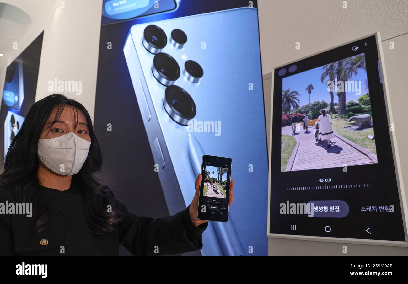 Samsung Galaxy S25 Smartphone in Seoul, Südkorea am 15. Januar 2025 sieht Ein Besucher ein Galaxy S25 Smartphone mit fortschrittlicher Kamera und künstlicher Intelligenz KI in Seoul, Südkorea. Seoul Korea, Republik Copyright: XMatrixxImages/LeexSang-hoonx Stockfoto