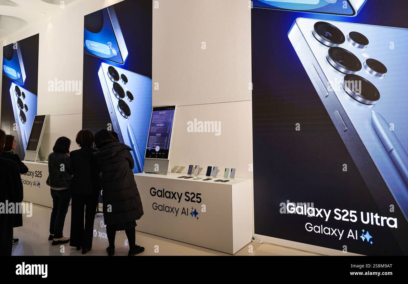 Samsung Galaxy S25 Smartphone in Seoul, Südkorea am 15. Januar 2025 sehen sich die Menschen Galaxy S25 Smartphones mit fortschrittlicher Kamera und künstlicher Intelligenz KI in Seoul, Südkorea, an. Seoul Korea, Republik Copyright: XMatrixxImages/LeexSang-hoonx Stockfoto