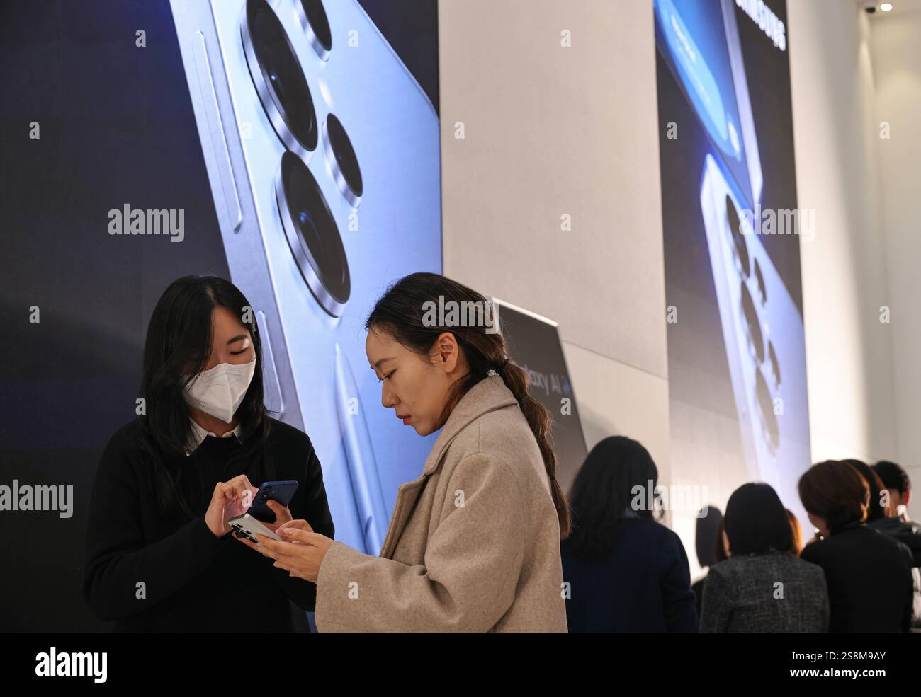 Samsung Galaxy S25 Smartphone in Seoul, Südkorea am 15. Januar 2025 sehen sich die Menschen Galaxy S25 Smartphones mit fortschrittlicher Kamera und künstlicher Intelligenz KI in Seoul, Südkorea, an. Seoul Korea, Republik Copyright: XMatrixxImages/LeexSang-hoonx Stockfoto