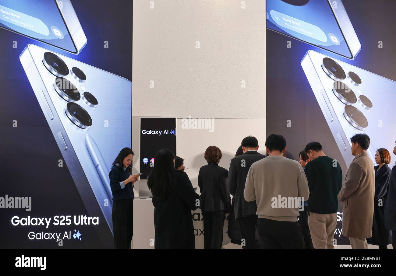 Samsung Galaxy S25 Smartphone in Seoul, Südkorea am 15. Januar 2025 sehen sich die Menschen Galaxy S25 Smartphones mit fortschrittlicher Kamera und künstlicher Intelligenz KI in Seoul, Südkorea, an. Seoul Korea, Republik Copyright: XMatrixxImages/LeexSang-hoonx Stockfoto