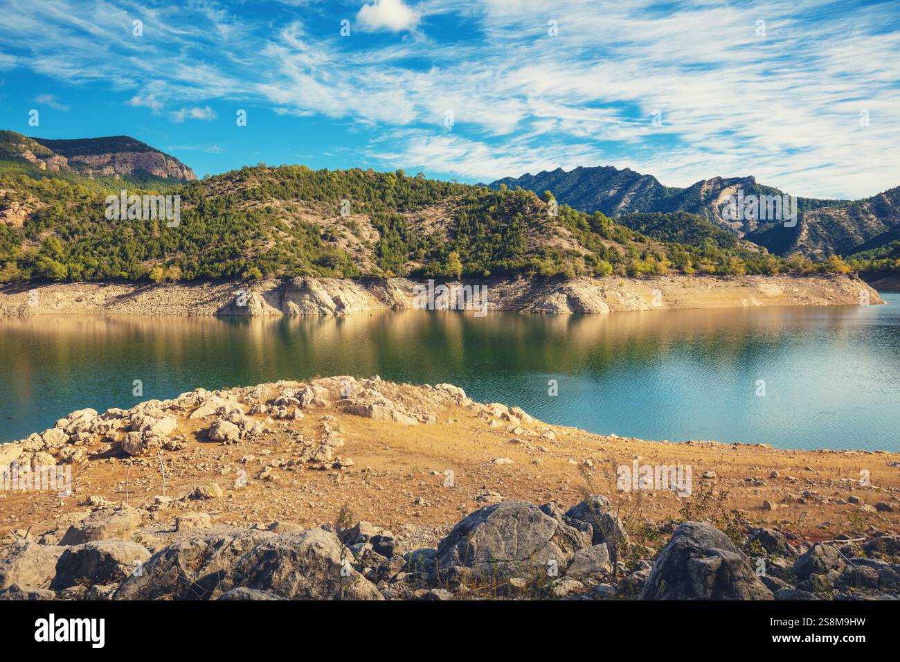 Bergsee an einem sonnigen Herbsttag. Oliana Reservoir, Lleida, Spanien Stockfoto