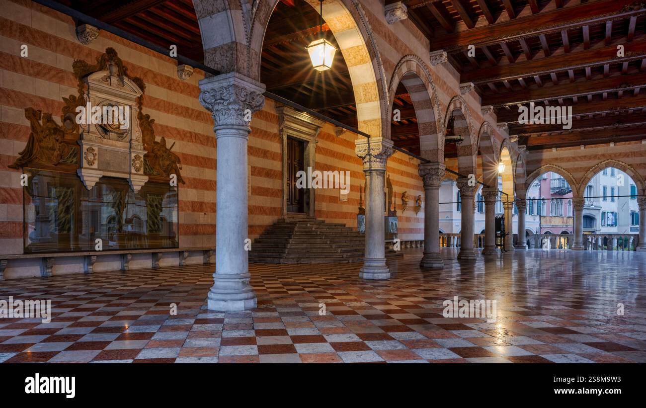 Udine, Italien. Wunderschöner Blick auf die Loggia del Lionello. Italienische Architektur in der Region Friaul-Julisch Venetien. Stockfoto