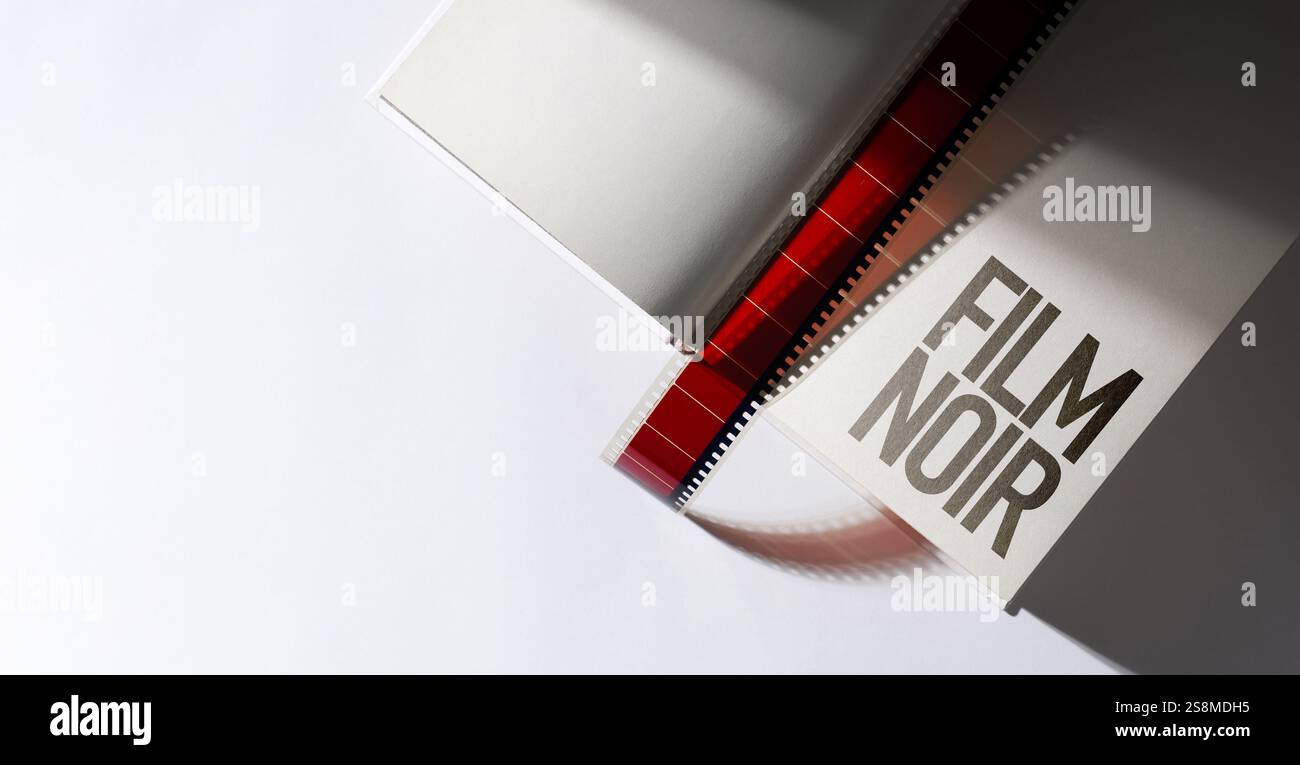 Offenes Buch mit FILM NOIR Text und Filmstreifen als Lesezeichen, leerer Kopierraum Stockfoto