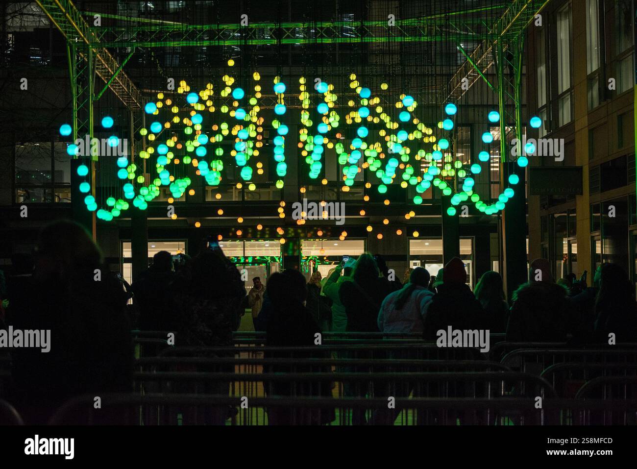 London, Großbritannien. Januar 2025. Man sieht Menschen, die Fotos in der Installation in Canary Wharf, London, machen. Sie wird als „Welle“ bezeichnet und wurde von Tintenfischsuppe hergestellt. Das Winter Lights Festival ist ein jährlich stattfindendes Festival vom 21. Januar bis 1. Februar in Canary Wharf. In diesem Jahr feiert er seine neunte Ausgabe. In diesem Jahr gibt es 12 spektakuläre temporäre Installationen rund um den Bezirk. Quelle: SOPA Images Limited/Alamy Live News Stockfoto