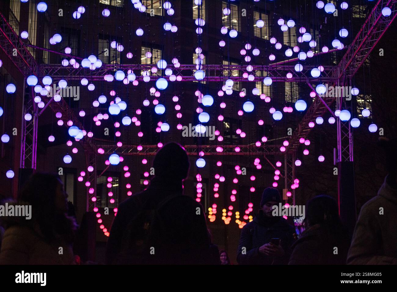 London, Großbritannien. Januar 2025. Besucher genießen die spektakuläre Installation in London während des Winter Lights Festivals. Die Installation namens „Wave“ wurde von Squidsoup hergestellt. Das Winter Lights Festival ist ein jährlich stattfindendes Festival vom 21. Januar bis 1. Februar in Canary Wharf. In diesem Jahr feiert er seine neunte Ausgabe. In diesem Jahr gibt es 12 spektakuläre temporäre Installationen rund um den Bezirk. (Foto: Krisztian Elek/SOPA Images/SIPA USA) Credit: SIPA USA/Alamy Live News Stockfoto