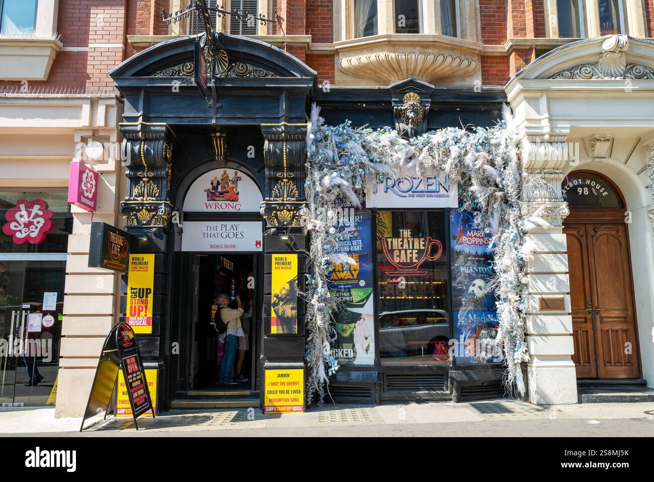 London, Großbritannien - 16. April 2022: Das Äußere des berühmten Theatre Cafe in Covent Garden, London. 2023 aufgrund finanzieller Schwierigkeiten zur Schließung gezwungen. Stockfoto