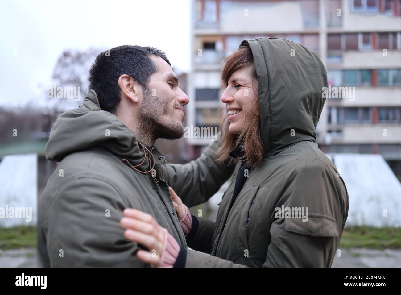 Glückliches verliebtes Paar, das sich gegenseitig lächelt Stockfoto