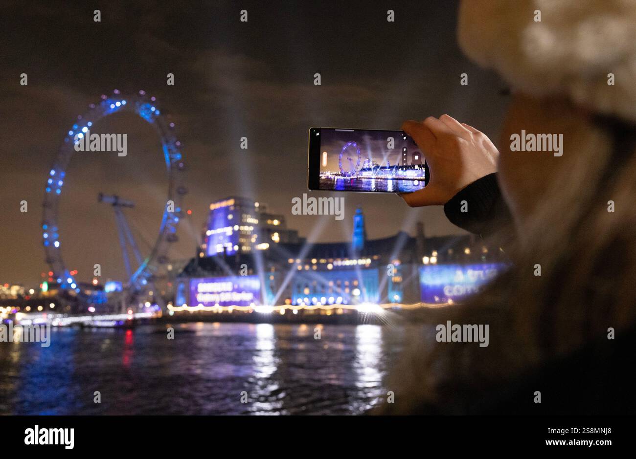 VERWENDEN SIE NUR das lastminute.com London Eye und die County Hall Feature als Hintergrund für ein Lichtdisplay auf der Londoner Southbank, um die Markteinführung der Samsung Galaxy S25-Serie zu markieren. Ausgabedatum: Donnerstag, 23. Januar 2025. Stockfoto