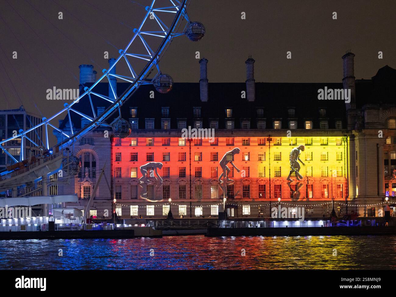NUR die Geschichte der menschlichen Evolution von der Steinzeit bis zum Informationszeitalter erscheint in der County Hall als Teil einer Lichtanzeige auf der Londoner Southbank, um die Einführung der Samsung Galaxy S25-Serie zu markieren. Ausgabedatum: Donnerstag, 23. Januar 2025. Stockfoto