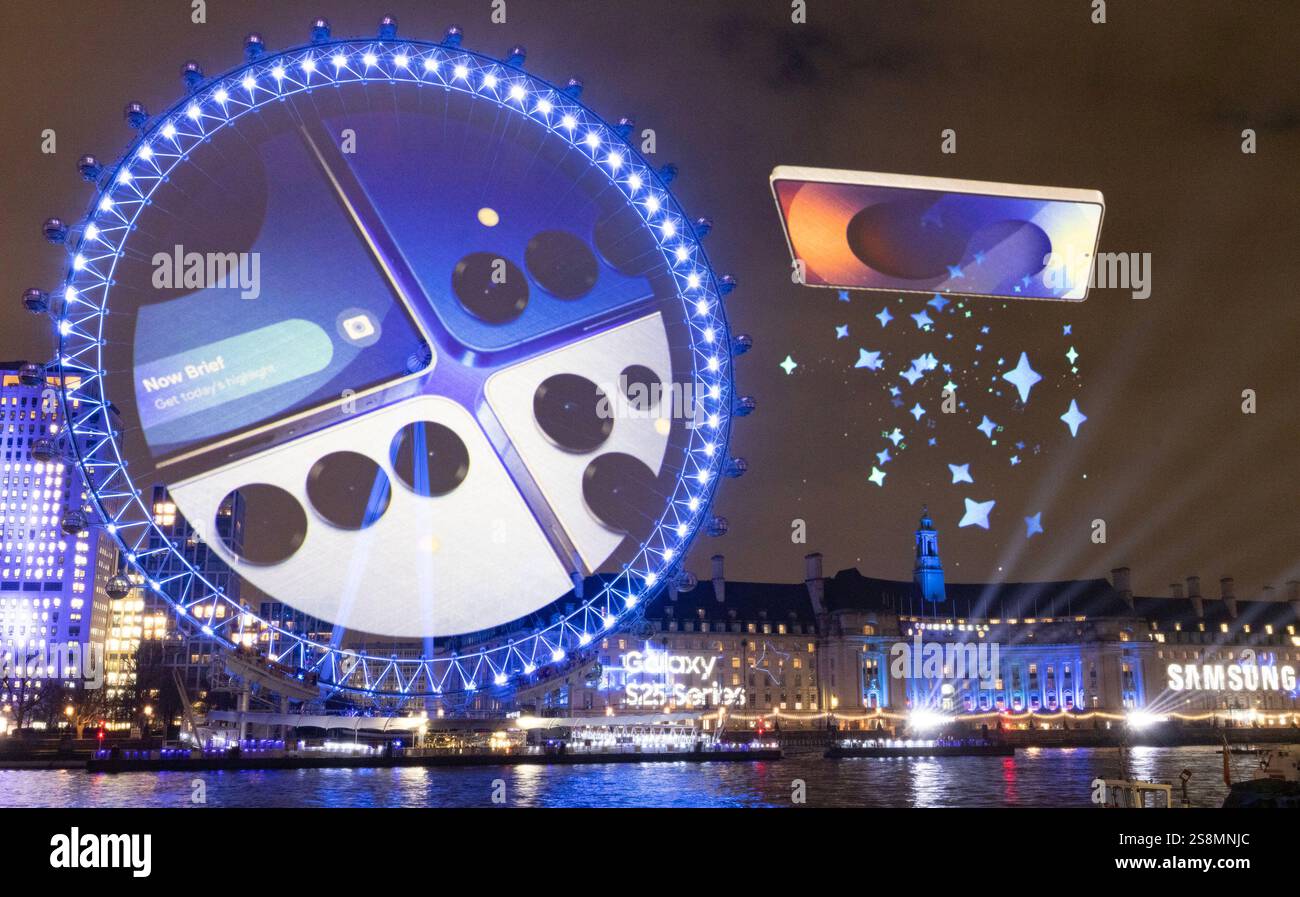 VERWENDEN SIE NUR das lastminute.com London Eye und die County Hall Feature als Hintergrund für ein Lichtdisplay auf der Londoner Southbank, um die Markteinführung der Samsung Galaxy S25-Serie zu markieren. Ausgabedatum: Donnerstag, 23. Januar 2025. Stockfoto