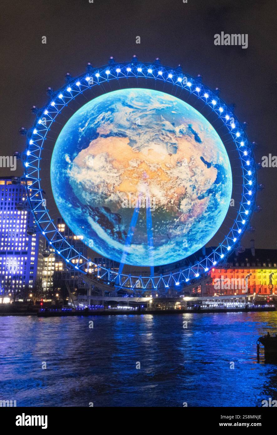 EDITORIAL USE ONLY A Globus erscheint auf dem London Eye lastminute.com als Teil einer Lichtanzeige auf der Londoner Southbank, um die Markteinführung der Samsung Galaxy S25-Serie zu markieren. Ausgabedatum: Donnerstag, 23. Januar 2025. Stockfoto