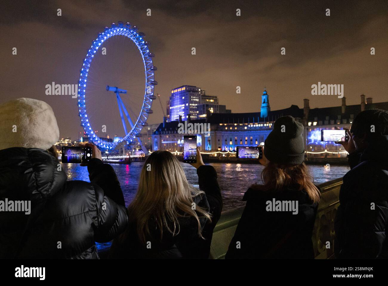 VERWENDEN SIE NUR das lastminute.com London Eye und die County Hall Feature als Hintergrund für ein Lichtdisplay auf der Londoner Southbank, um die Markteinführung der Samsung Galaxy S25-Serie zu markieren. Ausgabedatum: Donnerstag, 23. Januar 2025. Stockfoto