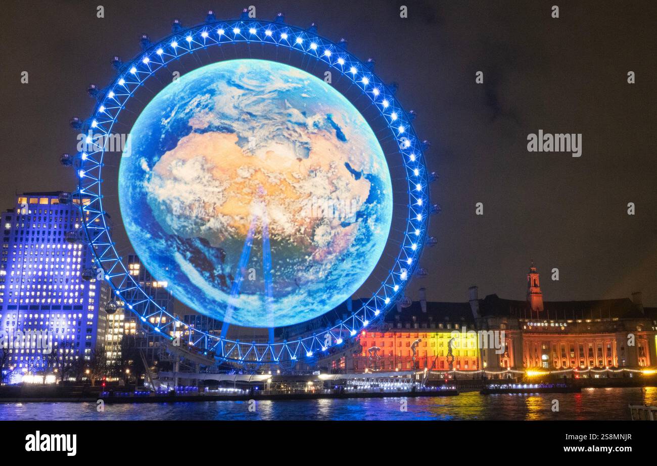 EDITORIAL USE ONLY A Globus erscheint auf dem London Eye lastminute.com als Teil einer Lichtanzeige auf der Londoner Southbank, um die Markteinführung der Samsung Galaxy S25-Serie zu markieren. Ausgabedatum: Donnerstag, 23. Januar 2025. Stockfoto
