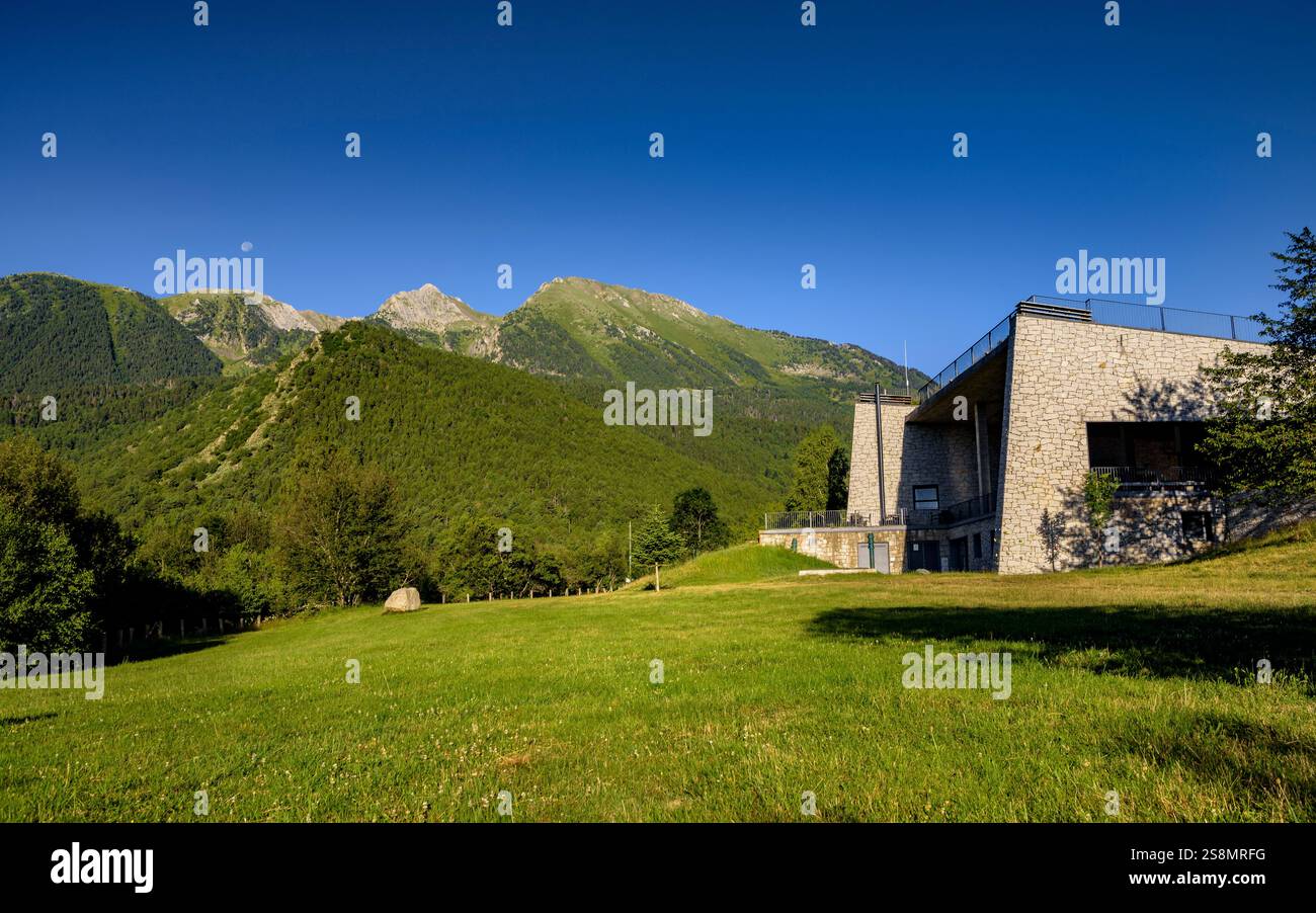 Les Planes de Son, Món Natura Pirineus Zentrum, an einem Sommermorgen (Pallars Sobirà, Lleida, Katalonien, Spanien, Pyrenäen) Stockfoto