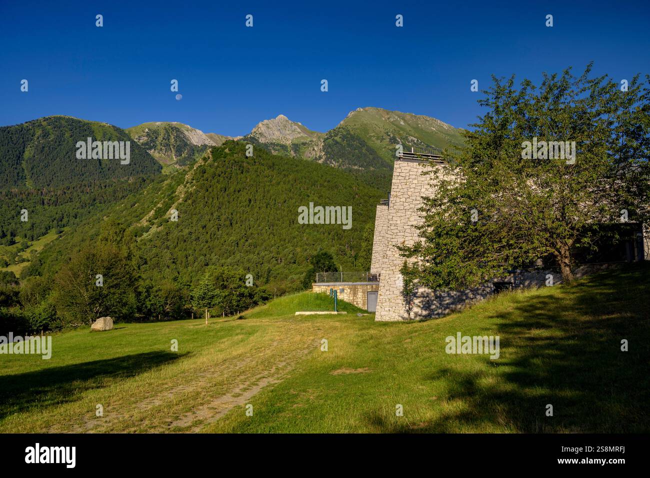 Les Planes de Son, Món Natura Pirineus Zentrum, an einem Sommermorgen (Pallars Sobirà, Lleida, Katalonien, Spanien, Pyrenäen) Stockfoto