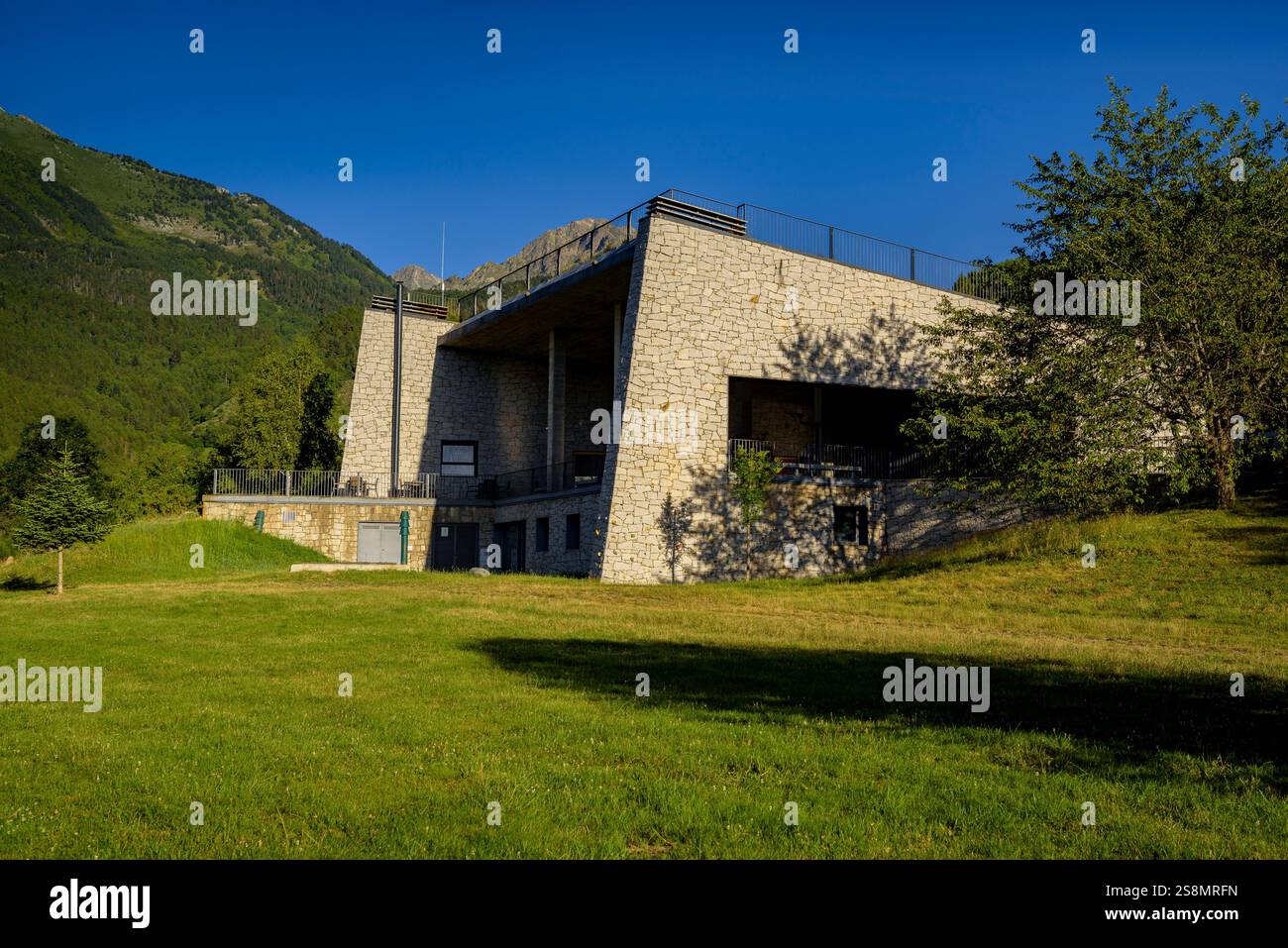 Les Planes de Son, Món Natura Pirineus Zentrum, an einem Sommermorgen (Pallars Sobirà, Lleida, Katalonien, Spanien, Pyrenäen) Stockfoto