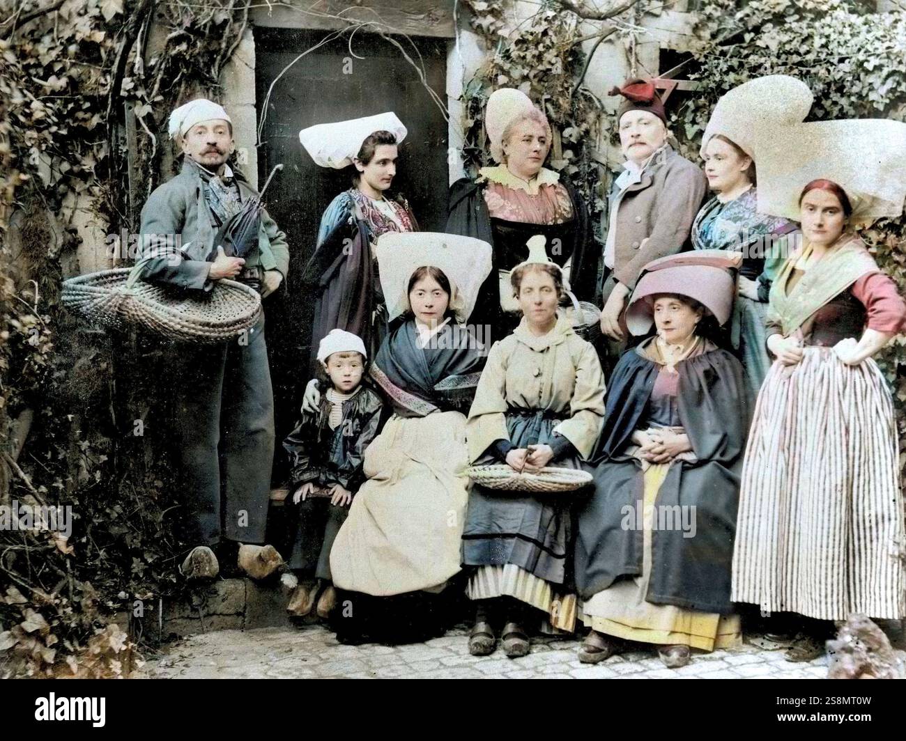 Pierre Loti (1850–1923) während eines Bauernfestes in Rochefort im Januar 1894 – links sein Sohn Samuel und seine Frau Blanche Franc de Ferriere. Foto farbig später – spätere Färbung. Stockfoto