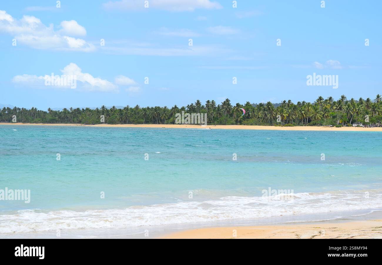 Las Terrenas Strand mit Kitesurfer im Hintergrund. Stockfoto