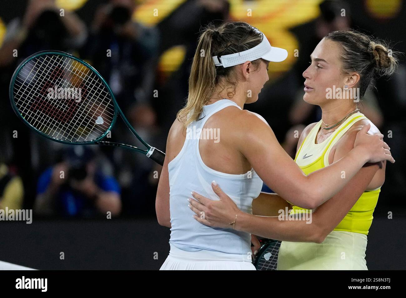 Aryna Sabalenka, right, of Belarus is congratulated by Paula Badosa of Spain following their semifinal match at the Australian Open tennis championship in Melbourne, Australia, Thursday, Jan. 23, 2025. (AP Photo/Ng Han Guan) Stockfoto