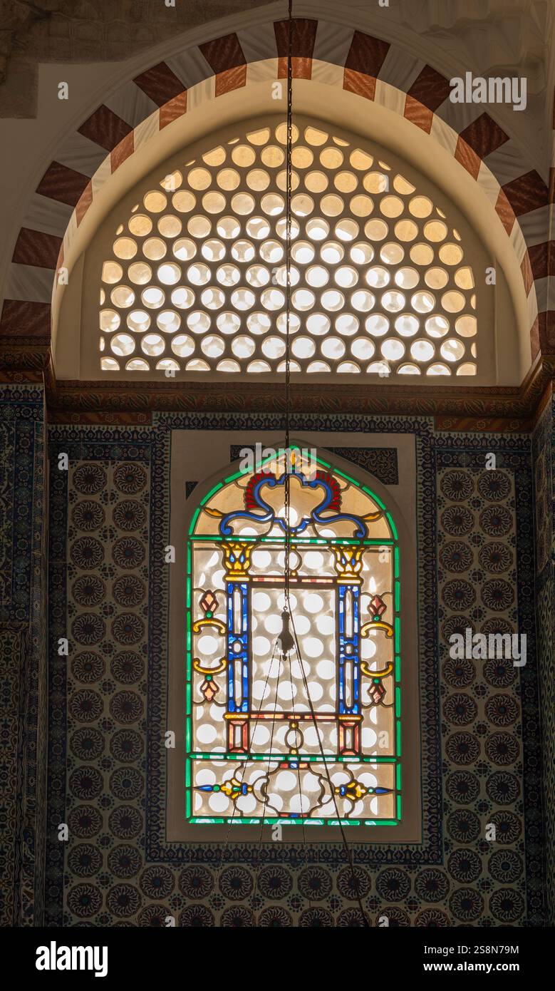 Das Innere der Rüstem-Pascha-Moschee in Istanbul mit einer kunstvollen Minibar, komplizierten Iznik-Fliesen und atemberaubenden Buntglasfenstern. Ramadan, islamisch Stockfoto