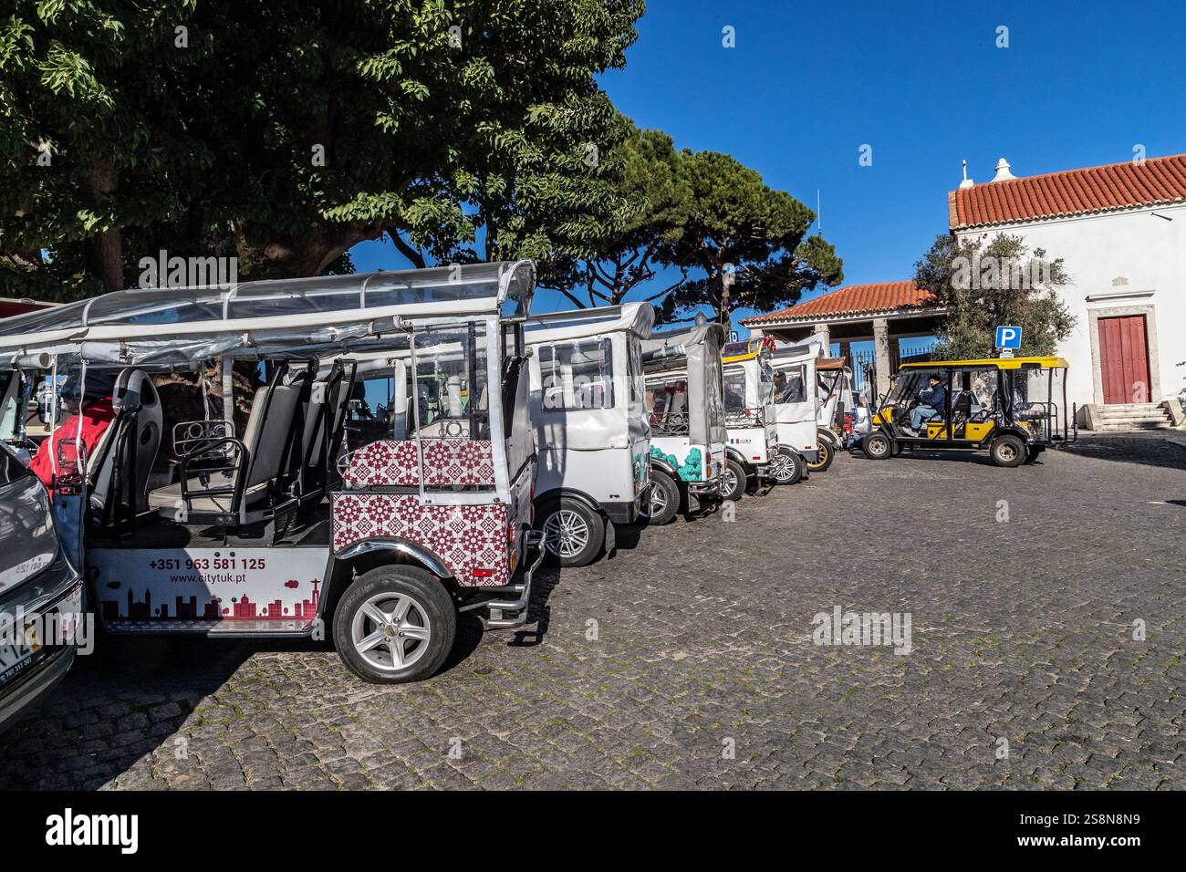 Tuk Tuk parkt am St. George's Castle. Lissabon, Portugal. Stockfoto