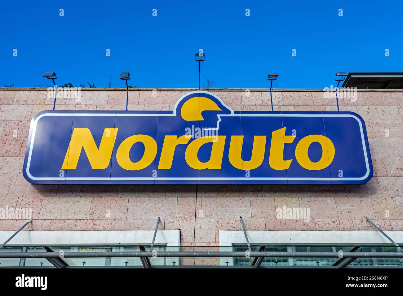 Schild für Norauto Auto oder Autoteile und Tankstelle oder Autowerkstatt im Einkaufszentrum Almada Forum. Stockfoto