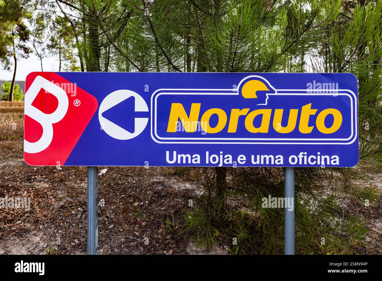 Wegweiser zum Norauto Car oder zum Autoteilegeschäft und zur Tankstelle. Autowerkstatt im Barreiro Planet Retail Park. Stockfoto