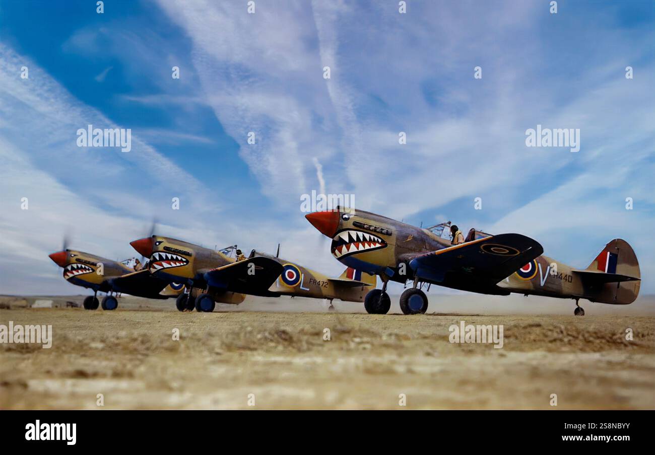 Curtiss P-40 Tomahawks auf dem Flugplatz der 112 Squadron, Royal Air Force, waren sie die erste alliierte Militärflugeinheit, die das „Shark Mouth“-Logo trug und ähnliche Markierungen auf einigen zweimotorigen Luftwaffe Messerschmitt Bf 110 kopierte. Ursprünglich Warhawk genannt, der amerikanische einmotorige, einsitzige Ganzmetall-Jagdbomber, der 1938 erstmals flog. Das Flugzeug wurde während des Zweiten Weltkriegs von den meisten alliierten Mächten eingesetzt und blieb bis zum Ende des Krieges im Frontliniendienst. Die P-40 wurden erstmals mit den britischen Commonwealth-Geschwadern der Desert Air Force im Nahen Osten gekämpft Stockfoto