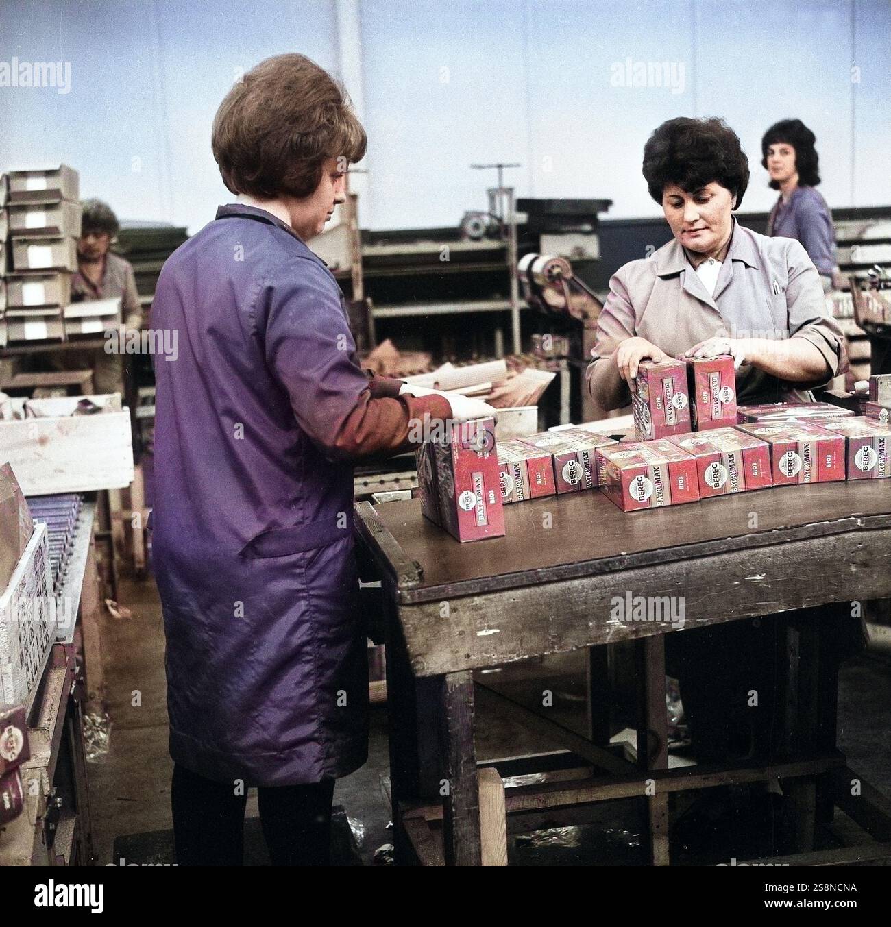Weibliche Arbeitnehmerinnen auf immer bereit Batterien Produktion Linie der 1960er Jahre Großbritannien britische Uk Stockfoto