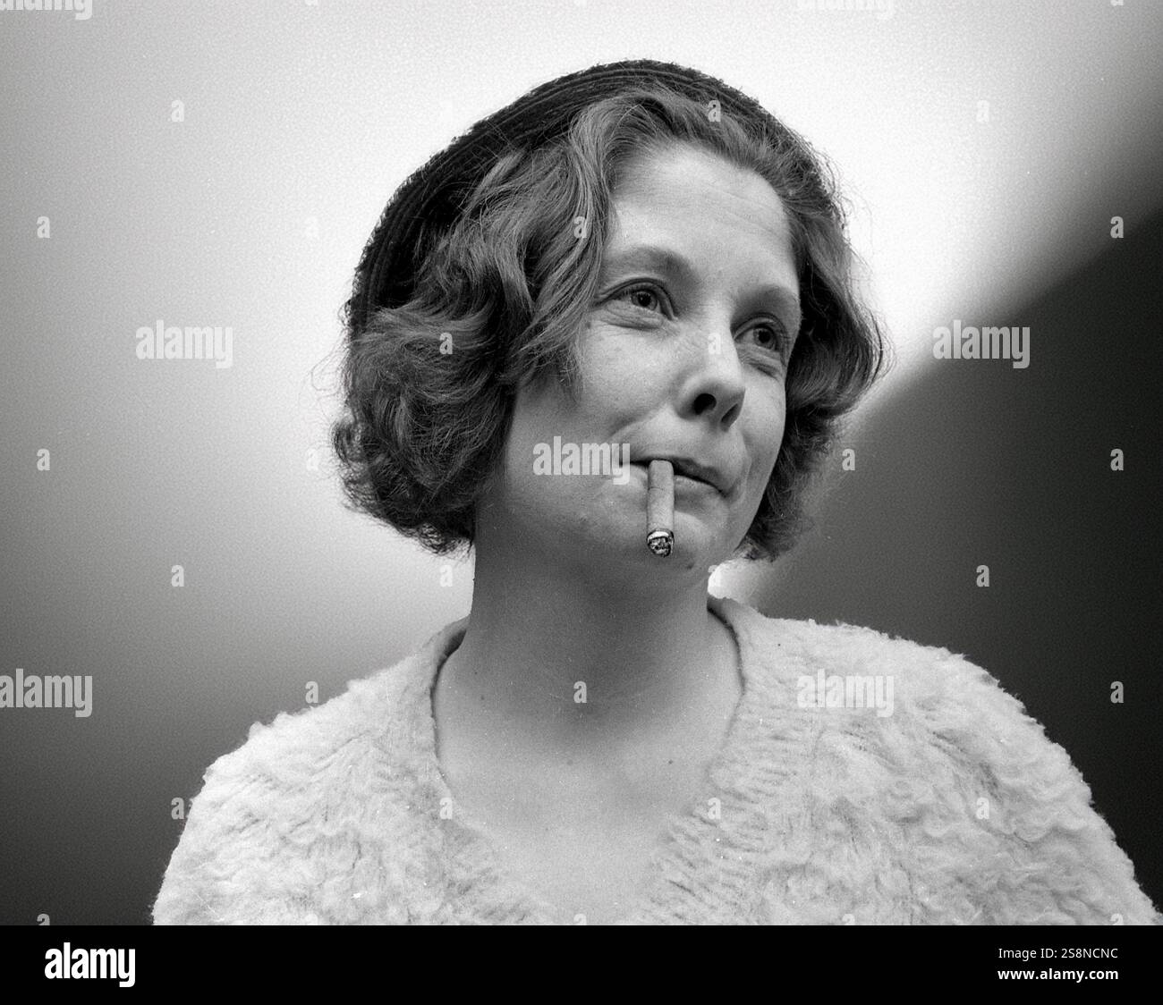 Frau Rauchen Zigarre Großbritannien 1960s 1967 Stockfoto