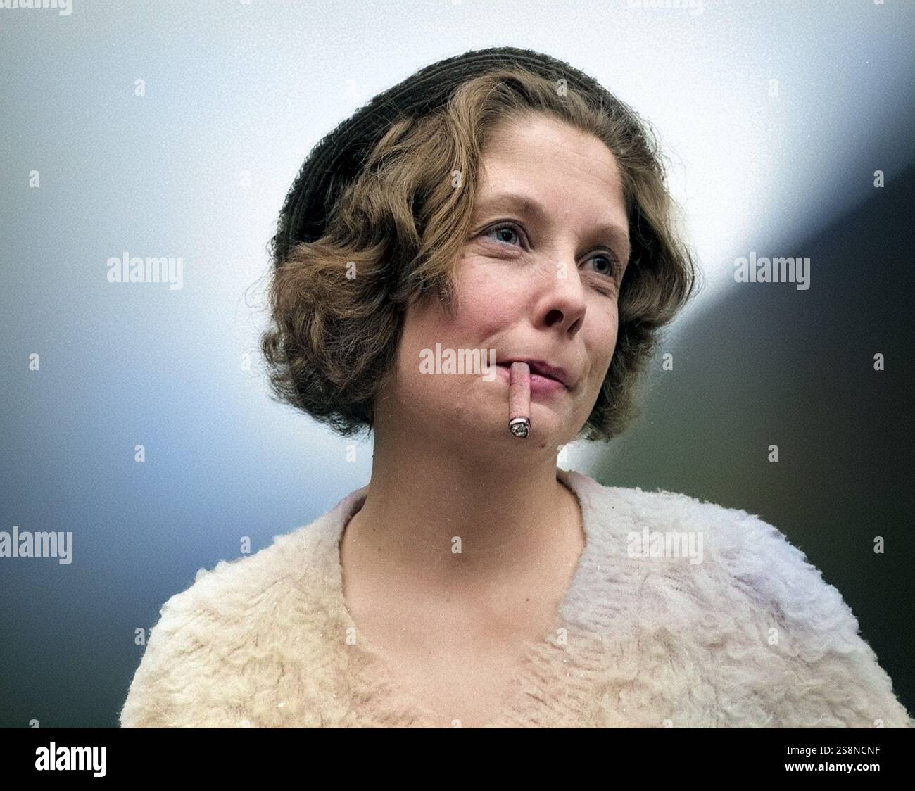 Frau Rauchen Zigarre Großbritannien 1960s 1967 Stockfoto