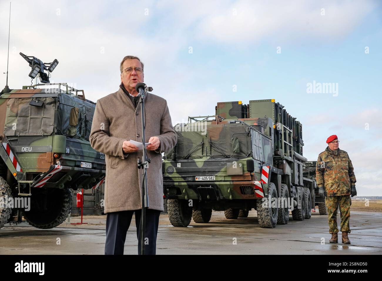 Der deutsche Verteidigungsminister Boris Pistorius besucht deutsche Soldaten, als er am 23. Januar 2025 in Jasionka bei Rzeszow, Polen, auf dem deutsche Militärübungsplatz eintrifft. Stockfoto