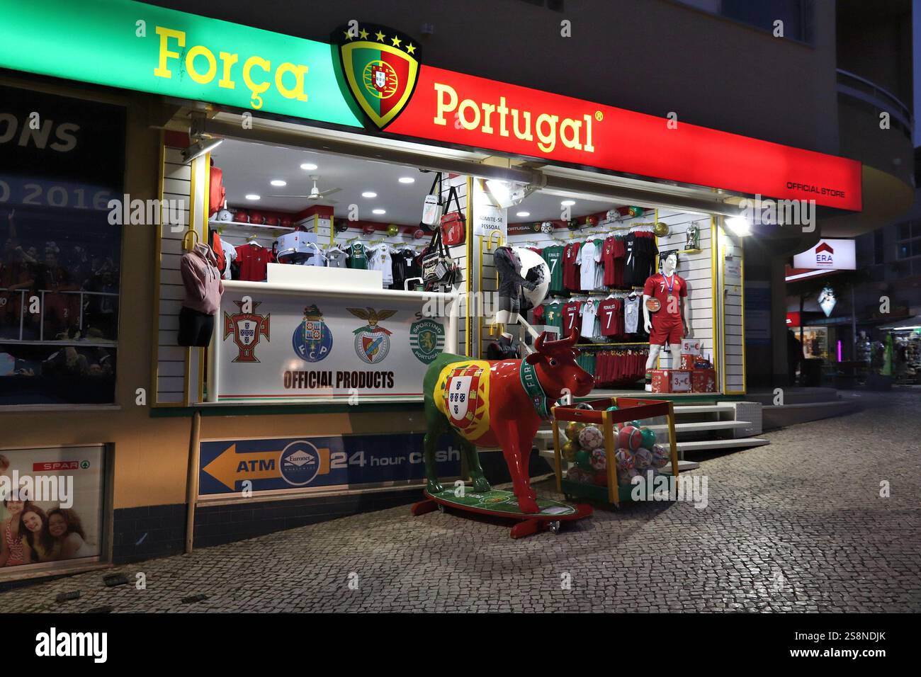PORTIMAO, PORTUGAL - 2. JUNI 2018: Souvenirladen Forca Portugal, in dem offizielle Waren der portugiesischen Fußballnationalmannschaft in Portimao verkauft werden. Stockfoto