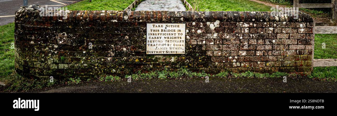 Ein Schild, das zeigt, dass diese alte Brücke eine Gewichtsbeschränkung hat. Stockfoto