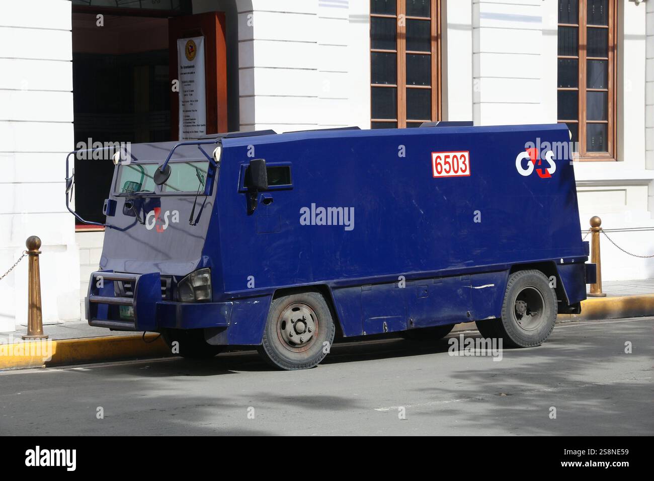 MANILA, PHILIPPINEN - 25. NOVEMBER 2017: Gepanzerter Lkw der multinationalen privaten Sicherheitsfirma G4S in Manila, Philippinen. Stockfoto