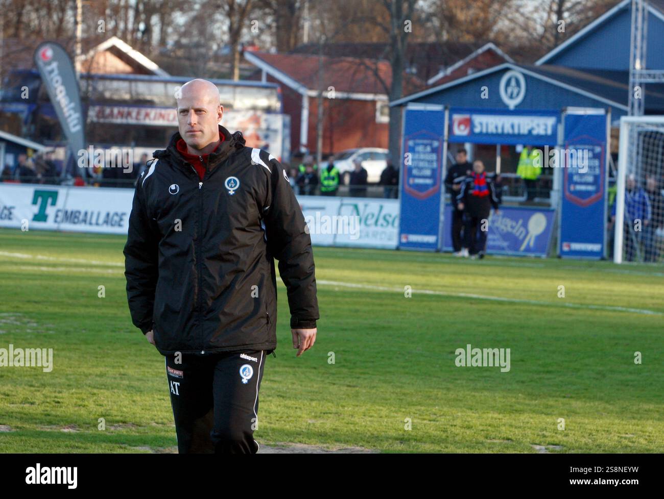 Åtvidabergs FF Trainer Andreas Thomsson vor dem Fußballspiel zwischen Åtvidabergs FF und Helsingborgs IF, Allsvenskan, Kopparvallen Arena, Åtvidaberg, Schweden. Stockfoto