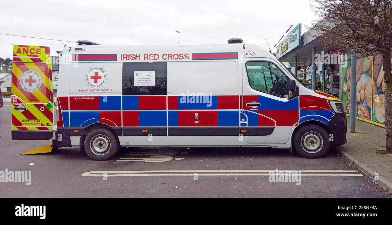 Drimoleague, West Cork, Irland; Dunmanway-Inchigeela Branch vom irischen Roten Kreuz präsentierte kürzlich ihren brandneuen Krankenwagen, während er neue Mitglieder rekrutierte. Der neue Krankenwagen, der im November im Rahmen des Clár-Programms finanziert wurde, wird verschiedene Veranstaltungen abdecken und den Nationalen Krankenwagen bei der Verlegung von Patienten während des kürzlichen Kälteeinbruchs unterstützen. Credit; ED/Alamy Live News Stockfoto