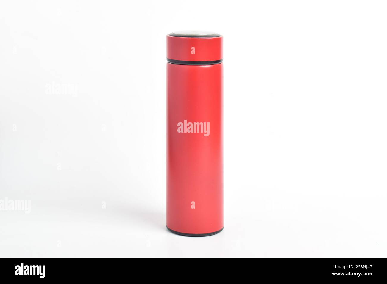 Leeres rotes Tumbler Modell isoliert auf weißem Hintergrund Stockfoto