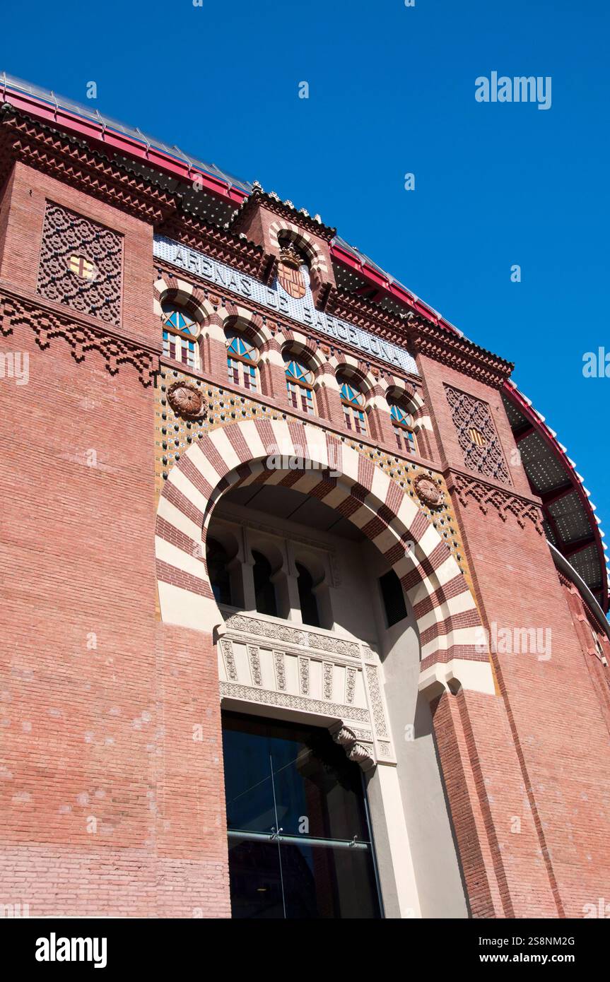 Restaurierte Fassade der Stierkampfarena Las Arenas aus dem Jahr 1900, heute ein Einkaufszentrum, Plaza España, Barcelona, Spanien Stockfoto Restaurierte Fassade der Stierkampfarena Las Arenas aus dem Jahr 1900, heute ein Einkaufszentrum, Plaza España, Barcelona, Spanien Stockfoto